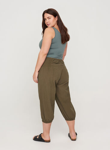 Pantalon 3/4 ample avec détail en smock, Ivy Green, Model image number 1