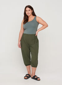 Pantalon 3/4 ample avec détail en smock, Ivy Green, Model