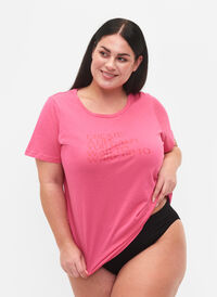 Zizzi Vrouwen Grote Maten T-shirt Katoen Ronde Hals Print Maat 42-60, Hot Pink Create, Model