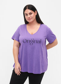 T-shirt en coton avec impression de texte et col en V, Deep Lavender ORI, Model